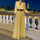 Eleganter Jumpsuit mit V-Ausschnitt, langen Ärmeln, weitem Bein und Paillettenbesatz
