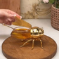 Kreatives Retro-Honigglas in Bienenform