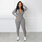 Einfarbiger nahtloser Jumpsuit mit halbem Reißverschluss