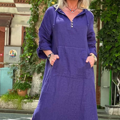 Langes Damenkleid mit langen Ärmeln, Schlitz und Kapuze