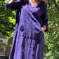 Langes Damenkleid mit langen Ärmeln, Schlitz und Kapuze