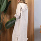 Langes Damenkleid mit langen Ärmeln, Schlitz und Kapuze