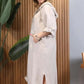 Langes Damenkleid mit langen Ärmeln, Schlitz und Kapuze