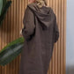 Langes Damenkleid mit langen Ärmeln, Schlitz und Kapuze