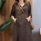 Langes Damenkleid mit langen Ärmeln, Schlitz und Kapuze
