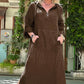 Langes Damenkleid mit langen Ärmeln, Schlitz und Kapuze