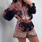 🌸Zweiteiliges Set mit modischem Print, Hemdoberteil mit Knopfleiste und Shorts mit Gürtel🌈