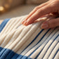 Gestreiftes Strickkleid mit V-Ausschnitt und knielanger Länge für Damen