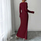 Elegantes, figurbetontes Kleid mit Spaghettiträgern und Spalte sowie eleganter Schnalle