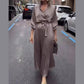 Elegantes Maxikleid mit Falten und floralem Detail an der Taille