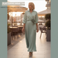 Elegantes Maxikleid mit Falten und floralem Detail an der Taille