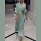 Elegantes Maxikleid mit Falten und floralem Detail an der Taille
