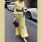 Elegantes Maxikleid mit Falten und floralem Detail an der Taille