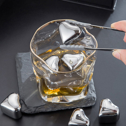 Set mit wiederverwendbaren Eiswürfeln aus Edelstahl in Herzform