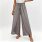 Damenhose mit geraffter Taille, weitem Bein und Schlitz