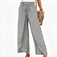 Damenhose mit geraffter Taille, weitem Bein und Schlitz