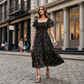 🌈 50% Rabatt! 🔥✨Quadratisches Hals Floral Midi Kleid - Räuchertes Bodice, fließender Schichtroch, Romantisch 🌸