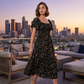 🌈 50% Rabatt! 🔥✨Quadratisches Hals Floral Midi Kleid - Räuchertes Bodice, fließender Schichtroch, Romantisch 🌸