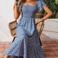 🌈 50% Rabatt! 🔥✨Quadratisches Hals Floral Midi Kleid - Räuchertes Bodice, fließender Schichtroch, Romantisch 🌸