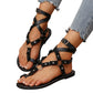 Flache Riemchensandalen für Damen im Gladiator-Stil mit Nieten, Knöchelriemen und Zehenschlaufe – Strandschuhe