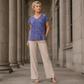 Locker sitzendes Damen-T-Shirt mit V-Ausschnitt und Leopardenmuster