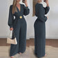 Elegante Jumpsuit mit V-Ausschnitt, weitem Bein und Gürtel