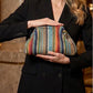 Gestreifte Damen-Clutch aus gewebtem Material
