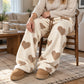 Damen-Plüschhose mit Herzprint und weitem Bein