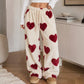 Damen-Plüschhose mit Herzprint und weitem Bein
