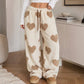 Damen-Plüschhose mit Herzprint und weitem Bein
