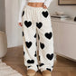Damen-Plüschhose mit Herzprint und weitem Bein