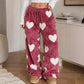 Damen-Plüschhose mit Herzprint und weitem Bein